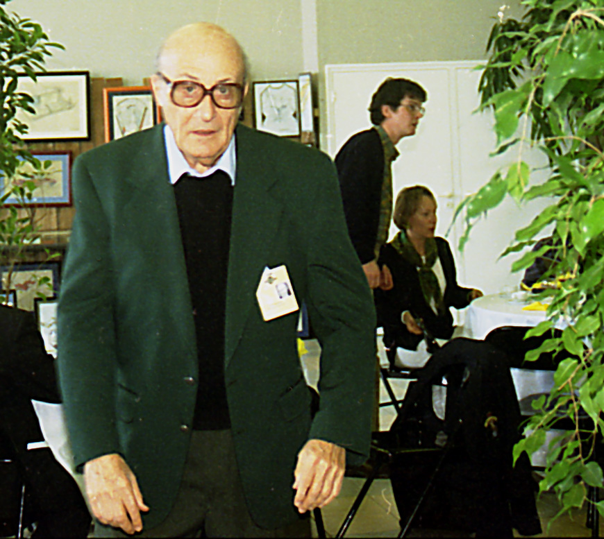 Photo d'un plan à l'américaine de Will Eisner, en 1997, visitant la Cité de la bande dessinée d'Angoulême